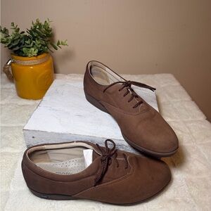 Softspots women Chocolate Brown shoes 
Super comfy!